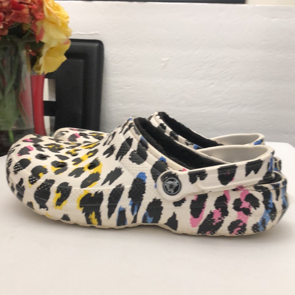 CROCS CLASSIC PRINTED FUZZY SANDAL MENS SIZE 8 WOMENS SIZE 10